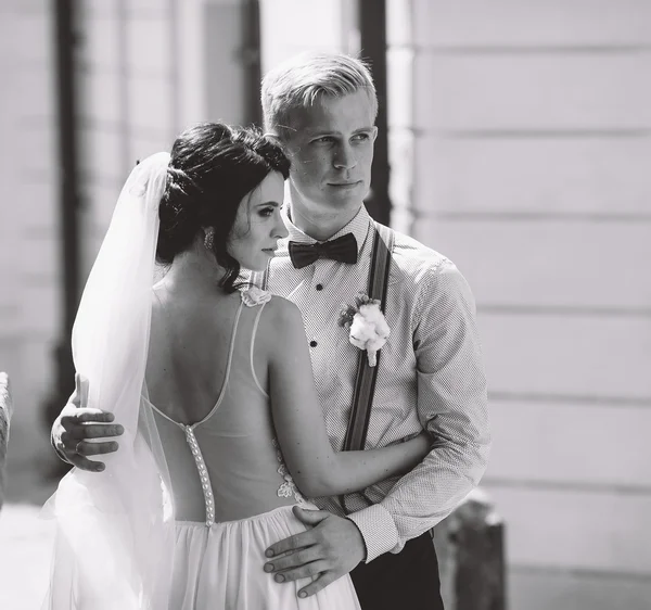 The bride and groom posing — Stock Photo, Image