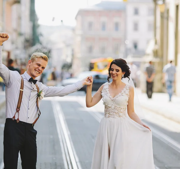 Novia y novio en la calle — Foto de Stock