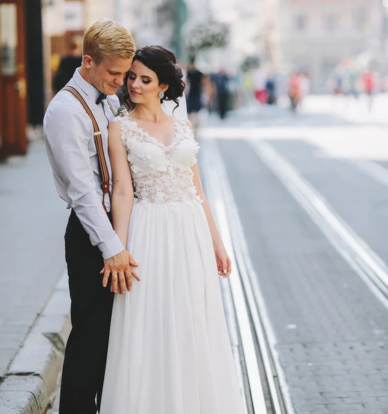 Bride and groom on the street — Stock Photo, Image