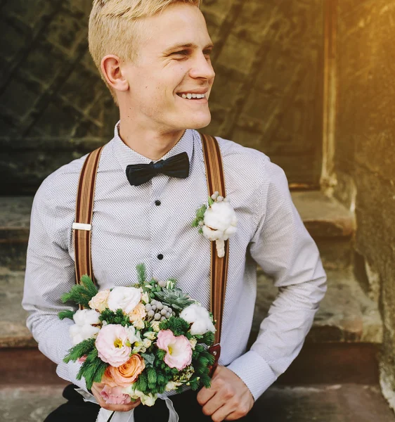 Braut sitzt auf Steinstufen — Stockfoto