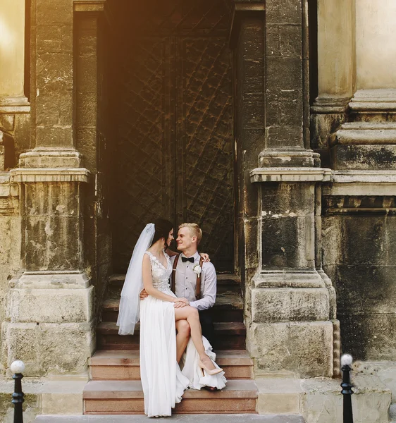 Sposa seduta sulle ginocchia dello sposo — Foto Stock