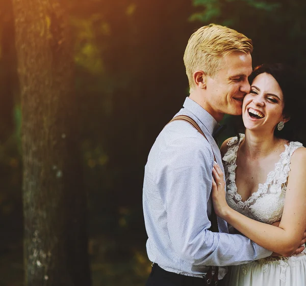 Schönes Hochzeitspaar posiert — Stockfoto