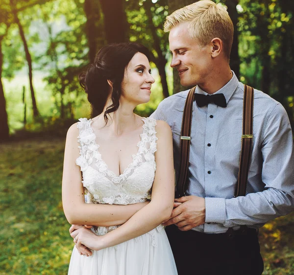 Schönes Hochzeitspaar posiert — Stockfoto