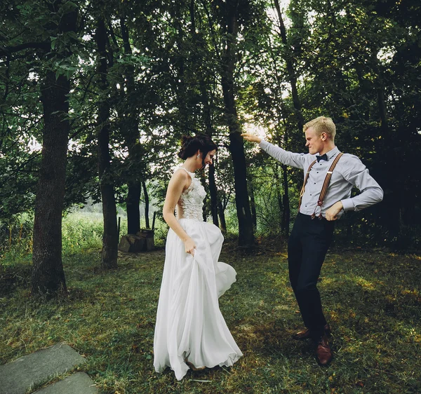 Menyasszony és a vőlegény a természetben tánc — Stock Fotó