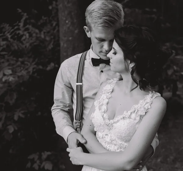 Bräutigam umarmt sanft seine Braut — Stockfoto