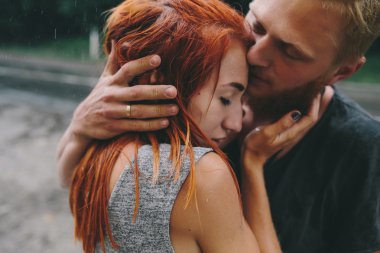 güzel çift yağmurda sarılma