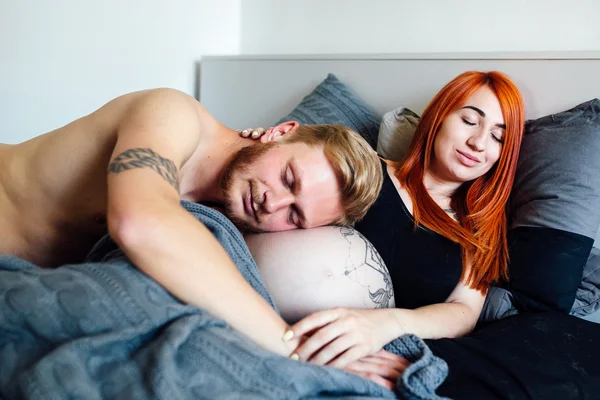 Schwangere und Mann liegen auf einem Bett — Stockfoto