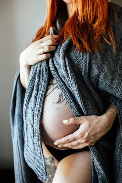 Jeune femme enceinte — Photo