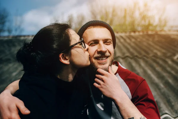 Casal no telhado — Fotografia de Stock