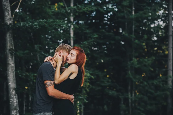 Beau couple sur le fond de forêt — Photo