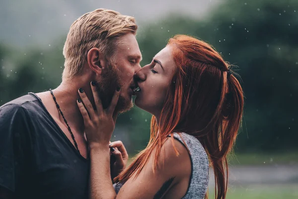 Beautiful couple kissing in the rain — Stock Photo, Image