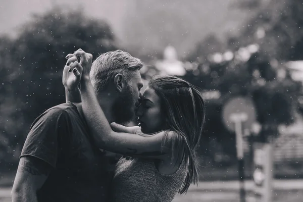 Bella coppia baci sotto la pioggia — Foto Stock
