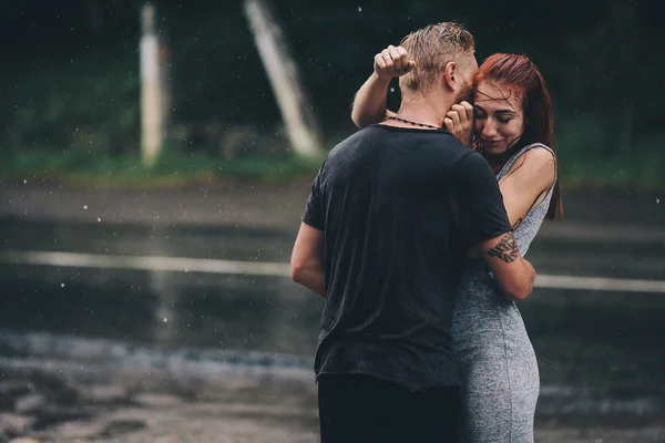 빗 속에서 포옹 하는 아름 다운 커플 — 스톡 사진
