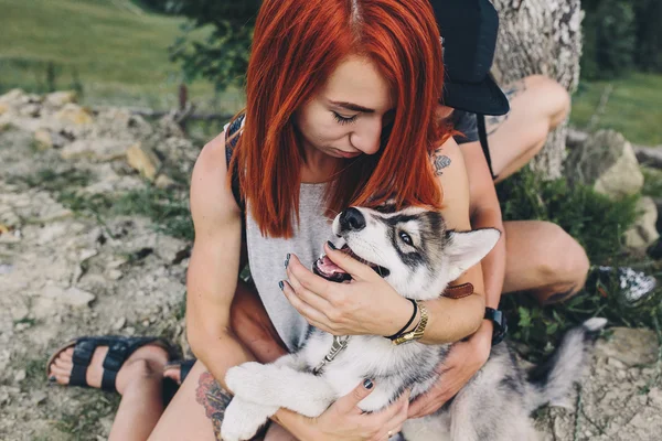 Foto de una pareja en las montañas — Foto de Stock