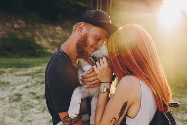 Foto de una pareja en la colina — Foto de Stock