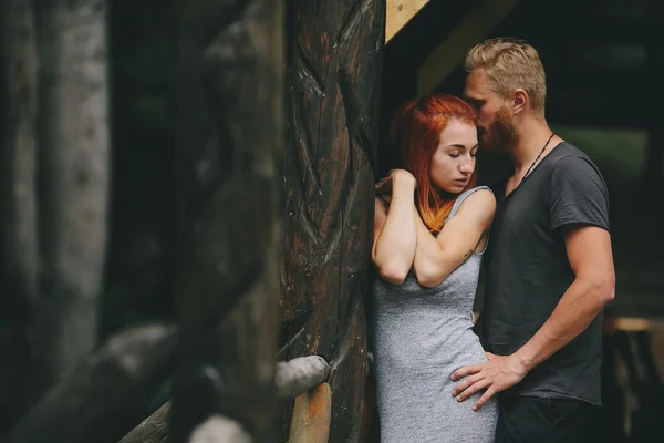Killen kramar sin flickvän — Stockfoto