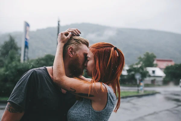 Schönes Paar, das sich im Regen umarmt — Stockfoto