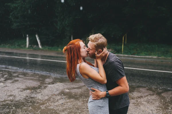 Man throws up his girlfriend — Stock Photo, Image