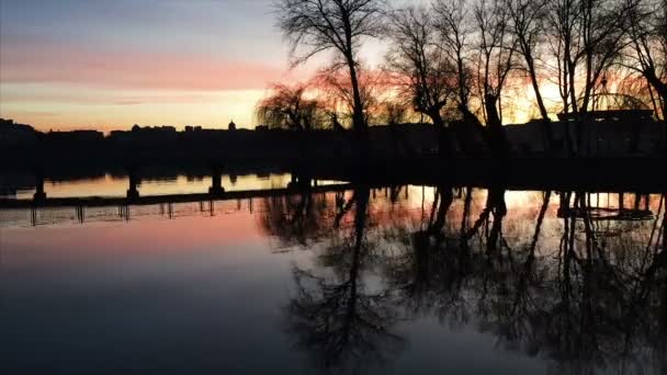 Zachód słońca nad rzeką — Wideo stockowe