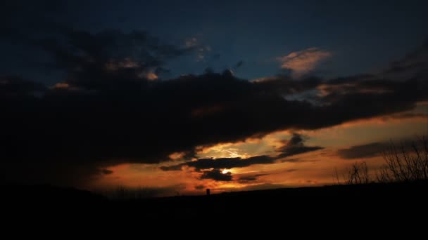 Krajina, západ slunce s těžkými mraky — Stock video