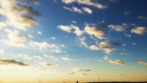 Blauwe lucht met wolken — Stockvideo