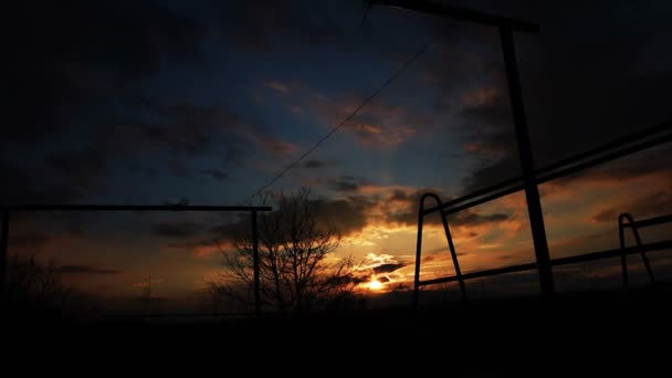 Landskap, solnedgång med tunga moln — Stockvideo