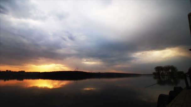 Coucher de soleil sur la rivière — Video