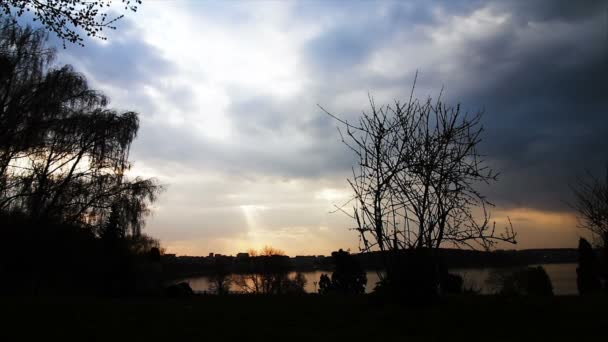 Coucher de soleil sur la rivière — Video