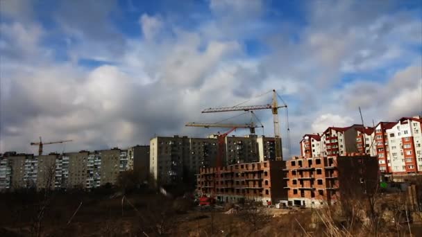 Bouw kraan en het gebouw — Stockvideo