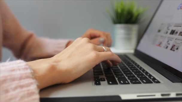 Mulher trabalhando com laptop — Vídeo de Stock