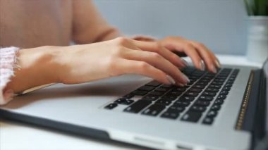 Dizüstü bilgisayarla çalışan kadın