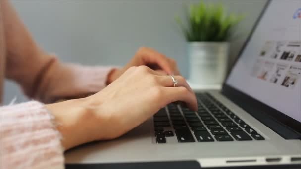 Mulher trabalhando com laptop — Vídeo de Stock