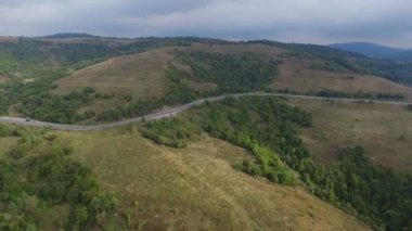 bir kuş uçuş alanından yeşil tepeler
