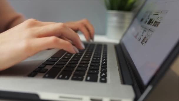 Vrouw werkt met laptop — Stockvideo