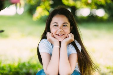 küçük kız kamera için poz