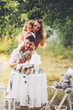 Piknikteki çocukla genç aile