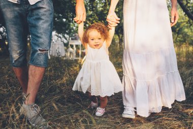 Genç aile bahçede yürüyüş