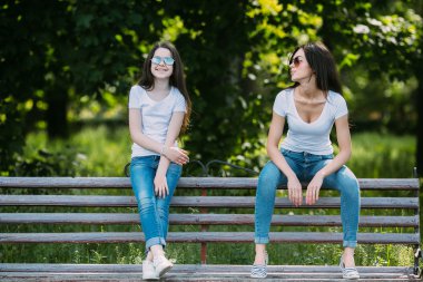 Anne ve kızı parkta.