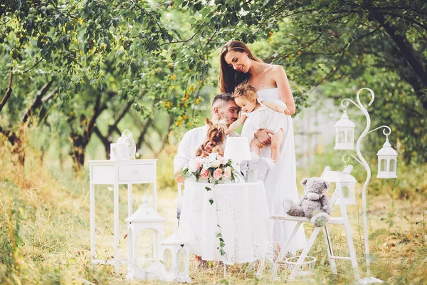 Ung familj med barn på en picknick — Stockfoto