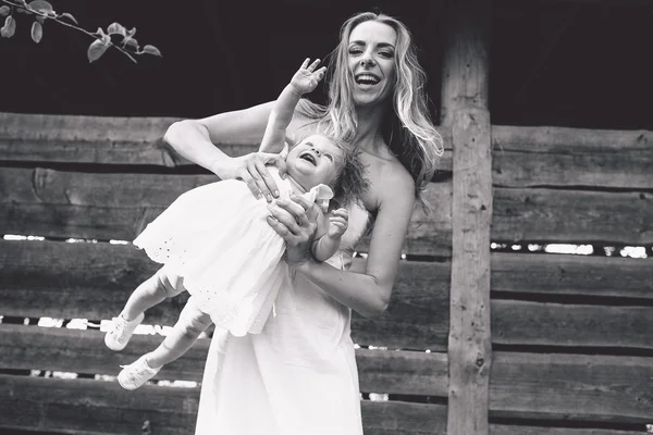 Mère jouant avec sa petite fille — Photo