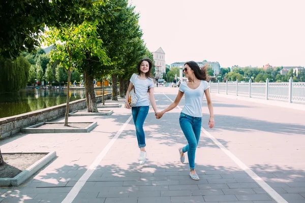 Madre e figlia nel parco — Foto Stock