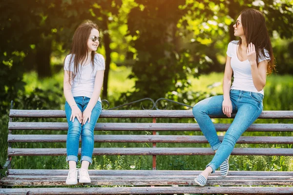 Matka i córka w parku — Zdjęcie stockowe