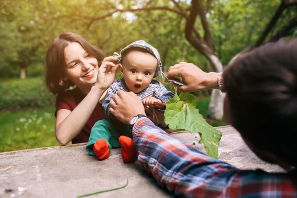 Ung familj med ett barn på natur — Stockfoto