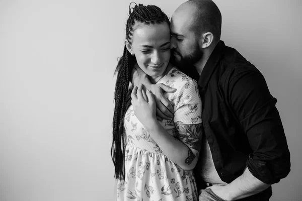 Mann und Frau an einer weißen Wand — Stockfoto