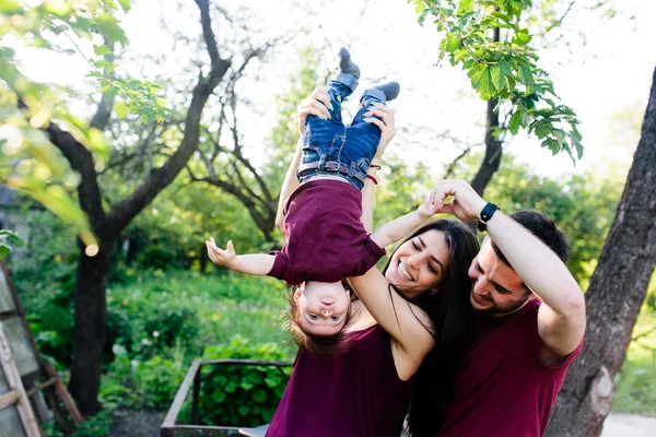 Молодая семья с ребенком на природе — стоковое фото