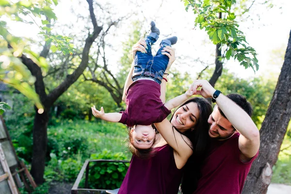 Jovem família com uma criança na natureza — Fotografia de Stock