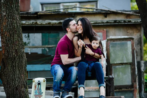 Giovane famiglia con un bambino sulla natura — Foto Stock