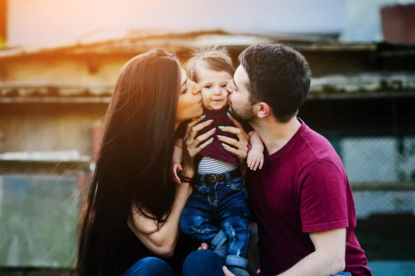 Ung familj med ett barn på natur — Stockfoto