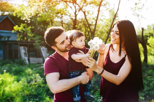 Familia joven con un niño en la naturaleza — Foto de Stock