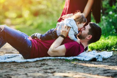 genç bir çocuk niteliğine ailesiyle